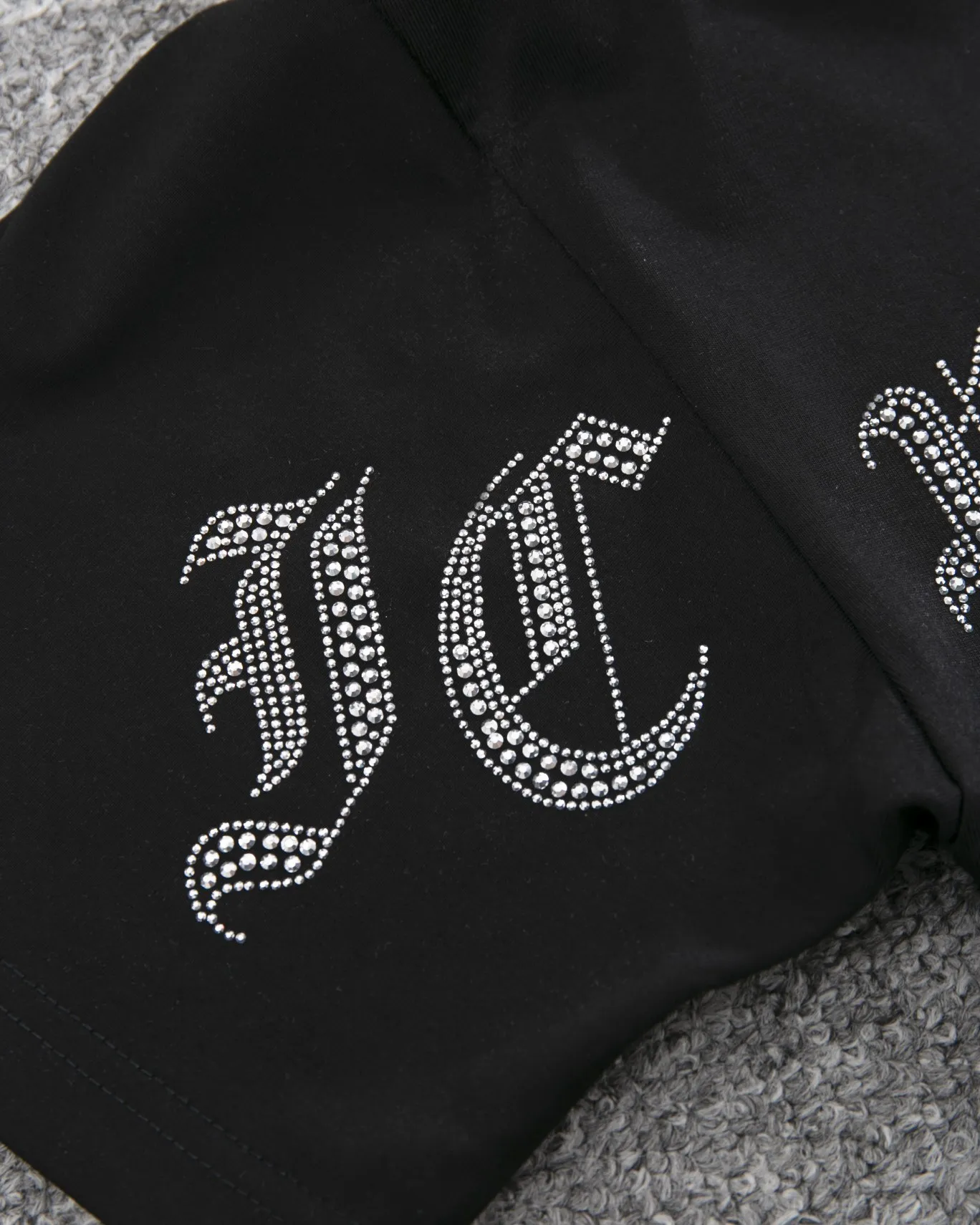 P190 CHROME HEARTS hot-drilled short-sleeved T-shirt. The front and rear panels are marked with high-end hot-drilled flower craftsmanship. The fabric is comfortable and soft, and the high-end washing water is used. The ribs are customized and dyed in the same cylinder. Three standards are complete, the official website is synchronized, and the original mold is opened. The same style for men and women. It is also a practical item that is necessary for daily use. Color: Black White Pink Size: S M L XL